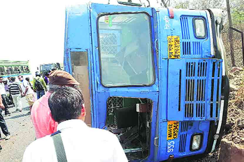 पीएमपी बसच्या अपघातांची मालिका सध्या सुरू आहे. त्यामुळे प्रवाशांच्या जीवितास धोका आहे, ही बाब प्रशासनाकडून गांभीर्याने घेतली जात नाही, हे दुर्दैवच आहे.
पीएमपी बसच्या अपघातांची मालिका सध्या सुरू आहे. त्यामुळे प्रवाशांच्या जीवितास धोका आहे, ही बाब प्रशासनाकडून गांभीर्याने घेतली जात नाही, हे दुर्दैवच आहे.