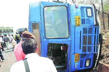 पीएमपी बसच्या अपघातांची मालिका सध्या सुरू आहे. त्यामुळे प्रवाशांच्या जीवितास धोका आहे, ही बाब प्रशासनाकडून गांभीर्याने घेतली जात नाही, हे दुर्दैवच आहे.
पीएमपी बसच्या अपघातांची मालिका सध्या सुरू आहे. त्यामुळे प्रवाशांच्या जीवितास धोका आहे, ही बाब प्रशासनाकडून गांभीर्याने घेतली जात नाही, हे दुर्दैवच आहे.