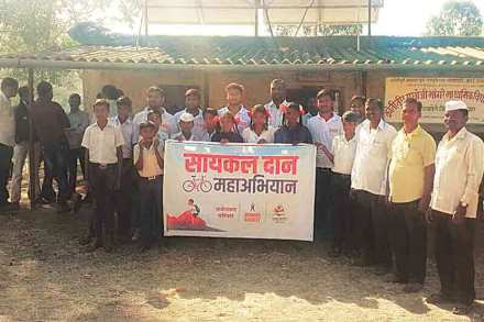 सायकलदान महाअभियान अंतर्गत पहिल्या टप्प्यात ११ विद्यार्थ्यांना सायकल वाटप करण्यात आले. सायकलदान महाअभियान अंतर्गत पहिल्या टप्प्यात ११ विद्यार्थ्यांना सायकल वाटप करण्यात आले.