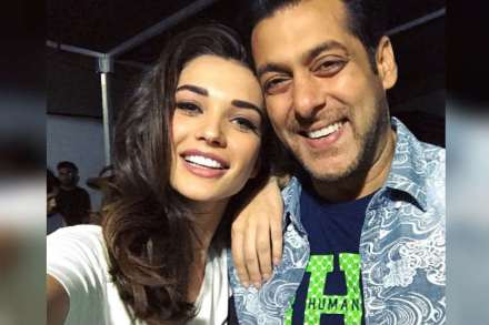 अॅमी सध्या '२.०' च्या चित्रिकरणात व्यग्र आहे. अॅमी सध्या '२.०' च्या चित्रिकरणात व्यग्र आहे.