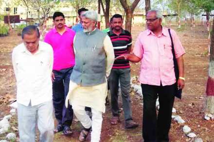 वर्धा जिल्ह्य़ातील जलसंधारणाच्या कामाची पाहणी करताना डॉ. राजेंद्र सिंह व अन्य. 