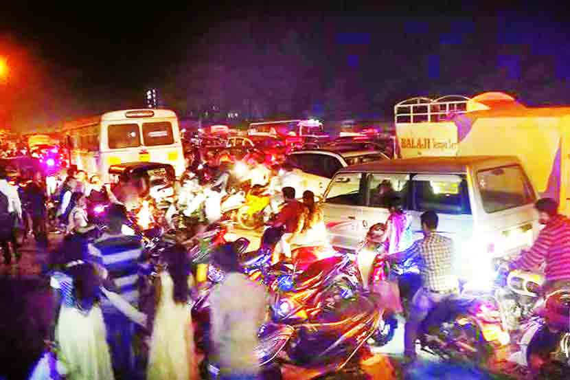 अरुंद रस्त्यामुळे वसई पूर्वेत वाहतूक कोंडी