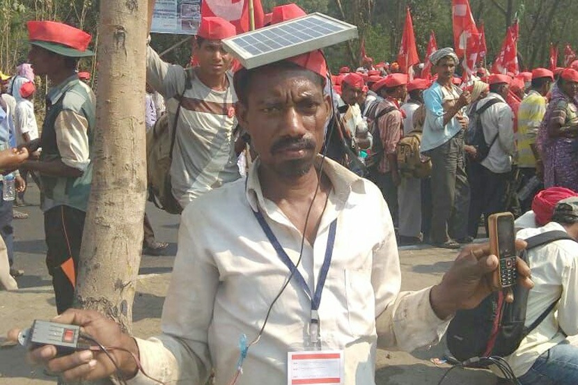 डोक्यावर सोलार पॅनल घेऊन मोर्चात सहभाग डोक्यावर सोलार पॅनल घेऊन मोर्चात सहभाग