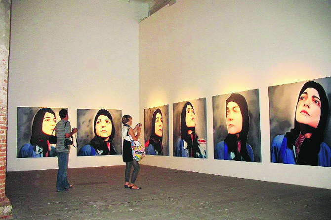 व्हेनिस बिएनाले २००७ मधील रियाज कोमू यांची कलाकृती. व्हेनिस बिएनाले २००७ मधील रियाज कोमू यांची कलाकृती.