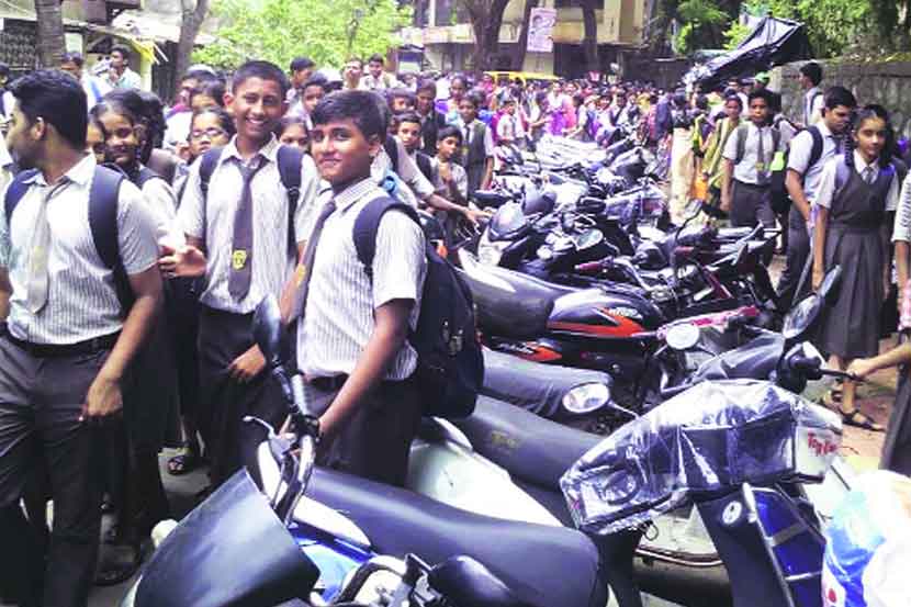 फातिमा देवी स्कूलच्या विद्यार्थ्यांना वाहतूक कोंडीचा सर्वाधिक त्रास सहन करावा लागत आहे.  फातिमा देवी स्कूलच्या विद्यार्थ्यांना वाहतूक कोंडीचा सर्वाधिक त्रास सहन करावा लागत आहे.