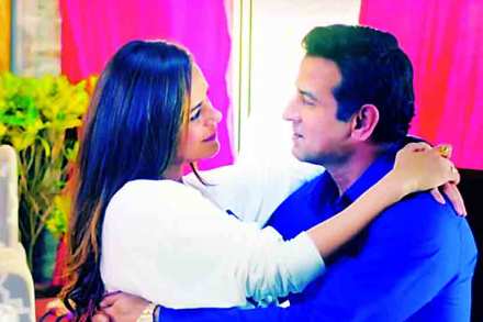 ‘पती, पत्नी आणि ती’ ची रटाळ गोष्ट ‘पती, पत्नी आणि ती’ ची रटाळ गोष्ट