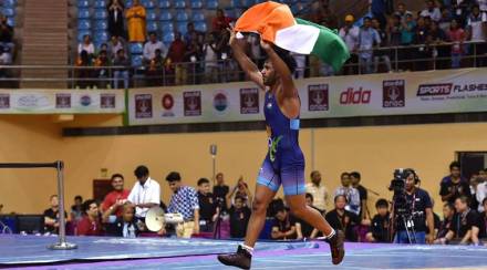 बजरंग पुनियाला ६५ किलो वजनी गटात कांस्यपदक बजरंग पुनियाला ६५ किलो वजनी गटात कांस्यपदक