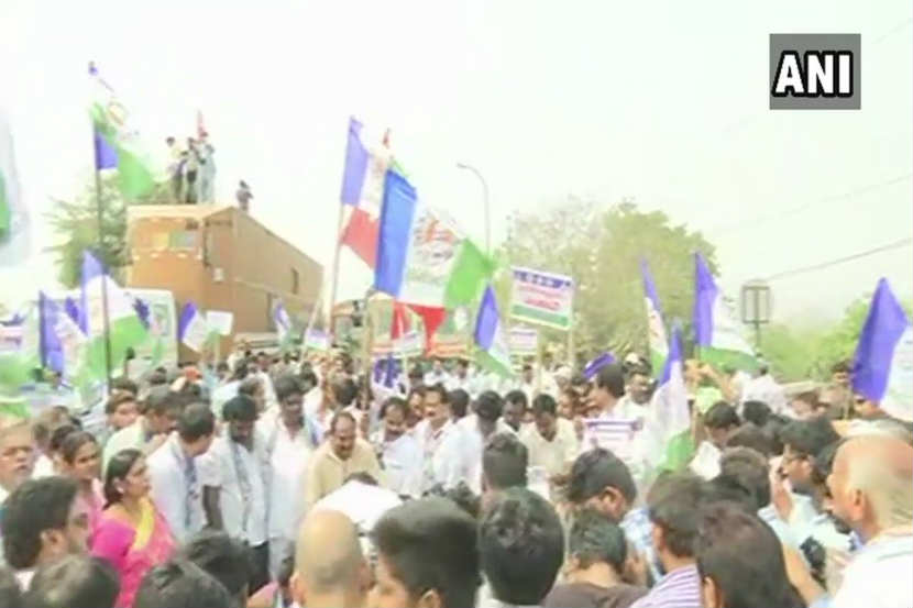 आंध्र प्रदेशला विशेष राज्याच्या दर्जाच्या मागणीसाठी वायएसआर काँग्रेस आणि टीडीपीने राज्य बंद पुकारला. तसेच ठिकठिकाणी महामार्गावर चक्का जाम आंदोलन केले.