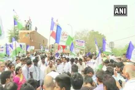 आंध्र प्रदेशला विशेष राज्याच्या दर्जाच्या मागणीसाठी वायएसआर काँग्रेस आणि टीडीपीने राज्य बंद पुकारला. तसेच ठिकठिकाणी महामार्गावर चक्का जाम आंदोलन केले.