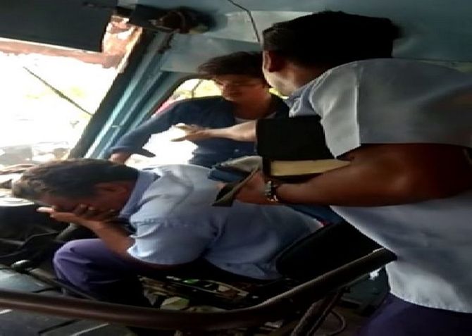 ओव्हरटेक केल्याच्या रागात बसचालकाला रक्तबंबाळ होईपर्यंत मारहाण