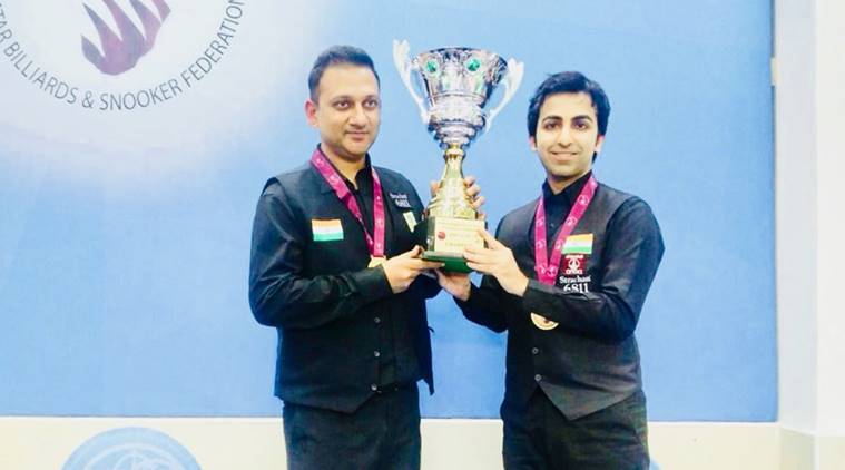 अंतिम फेरीत पाकिस्तानवर मात केल्यानंतर विजेतेपदाचा चषक उंचावताना पंकज अडवाणी आणि मनन चंद्रा
