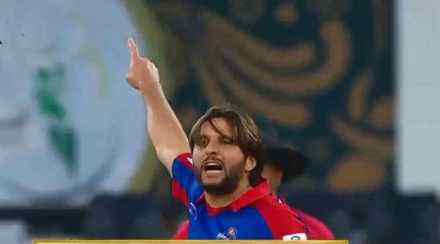 सैफ बदरला माघारी पाठवल्यानंतर आनंद व्यक्त करताना शाहिद आफ्रिदी सैफ बदरला माघारी पाठवल्यानंतर आनंद व्यक्त करताना शाहिद आफ्रिदी