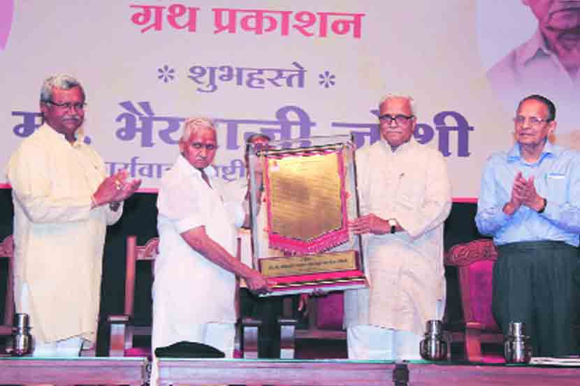 भारतीय किसान संघाचे शहराध्यक्ष अ‍ॅड. बाबासाहेब चव्हाण यांच्या अमृतमहोत्सवानिमित्त राष्ट्रीय स्वयंसेवक संघाचे सरकार्यवाह भैयाजी जोशी यांच्या हस्ते बुधवारी त्यांचा सत्कार करण्यात आला. नाना जाधव आणि अ‍ॅड. दादासाहेब बेंद्रे या वेळी उपस्थित होते.  