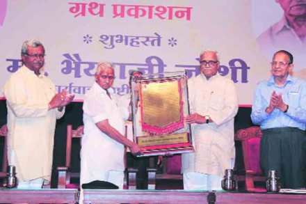 भारतीय किसान संघाचे शहराध्यक्ष अ‍ॅड. बाबासाहेब चव्हाण यांच्या अमृतमहोत्सवानिमित्त राष्ट्रीय स्वयंसेवक संघाचे सरकार्यवाह भैयाजी जोशी यांच्या हस्ते बुधवारी त्यांचा सत्कार करण्यात आला. नाना जाधव आणि अ‍ॅड. दादासाहेब बेंद्रे या वेळी उपस्थित होते.  