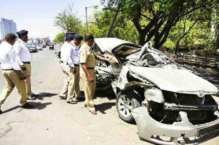 वाशी पुलावर विचित्र अपघात