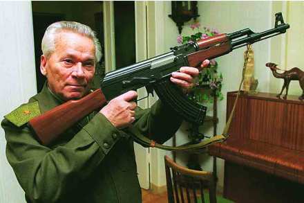 मिखाइल कलाशनिकेव्ह त्यांच्या लाडक्या अपत्यासह.