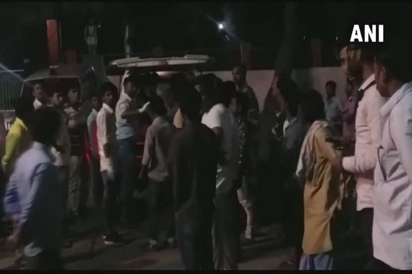 बस पुलावरुन खाली कोसळली, १० जणांचा मृत्यू बस पुलावरुन खाली कोसळली, १० जणांचा मृत्यू