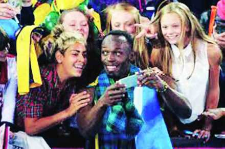 राष्ट्रकुलमध्ये बोल्ट प्रेक्षकाच्या भूमिकेत