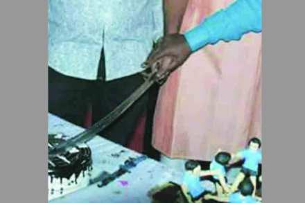 तलवारीने अशाप्रकारे वाढदिवसाचा केक कापण्याचे प्रकार सर्रास वाढू लागले आहेत. 