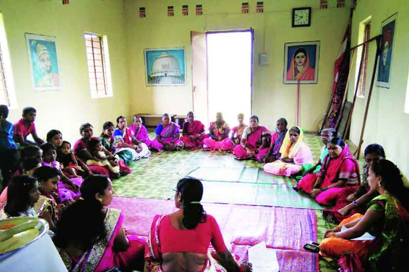 बैठकीला जमलेल्या ‘साऱ्याजणी’