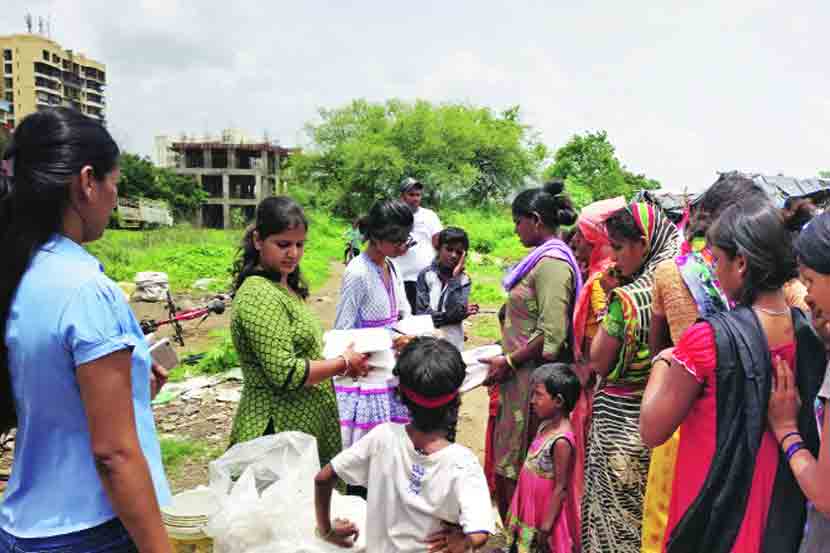 दुर्बल घटकांतील महिलांना ‘सॅनिटरी नॅपकीन’चे वाटप दुर्बल घटकांतील महिलांना ‘सॅनिटरी नॅपकीन’चे वाटप