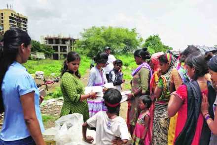 दुर्बल घटकांतील महिलांना ‘सॅनिटरी नॅपकीन’चे वाटप दुर्बल घटकांतील महिलांना ‘सॅनिटरी नॅपकीन’चे वाटप