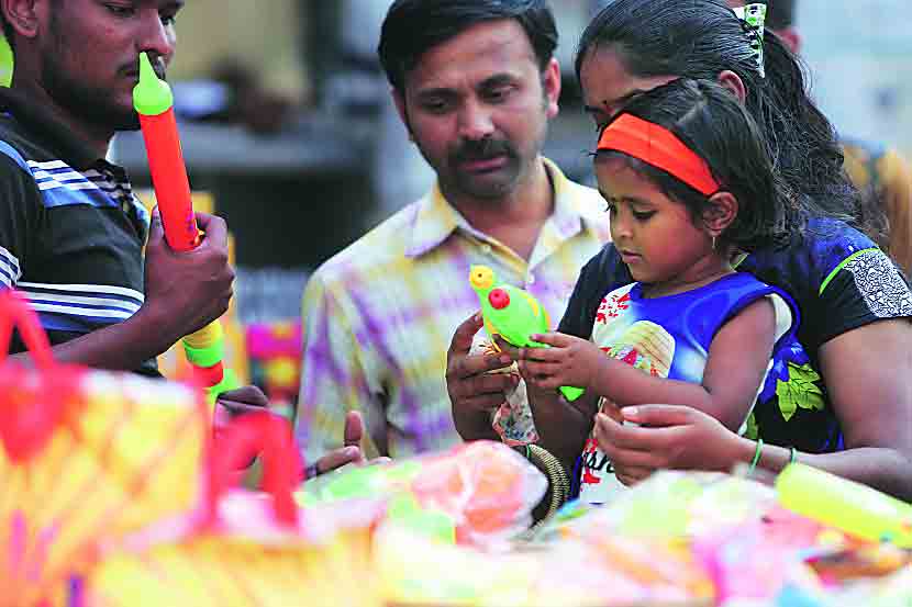 धुळवडीनिमित्त पिचकऱ्या खरेदी करण्यासाठी बाजारात गर्दी झालेली आहे.