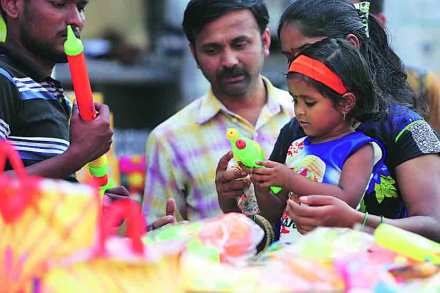 धुळवडीनिमित्त पिचकऱ्या खरेदी करण्यासाठी बाजारात गर्दी झालेली आहे.