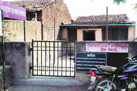 खानापूर तालुक्यातील देवराष्ट्रे येथील हे घर अजूनही कागदोपत्री शरद घाडगे आणि सुभाष घाडगे या दोन भावांच्या नावे आहे.