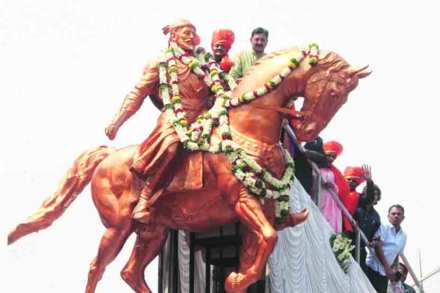 पुणे कॅन्टोन्मेंट बोर्डाच्या मुख्य कार्यालयाच्या आवारात उभारण्यात आलेल्या छत्रपती शिवाजी महाराजांच्या अश्वारूढ पुतळय़ाचे अनावरण खासदार छत्रपती संभाजी राजे यांच्या हस्ते गुरुवारी करण्यात आले. त्या वेळी बोर्डाचे पदाधिकारी आणि सदस्य उपस्थित होते.