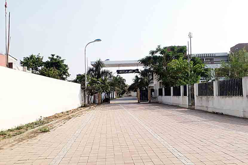 झोपडी हटवून बांधण्यात आलेल्या इमारतीचे प्रवेशद्वार