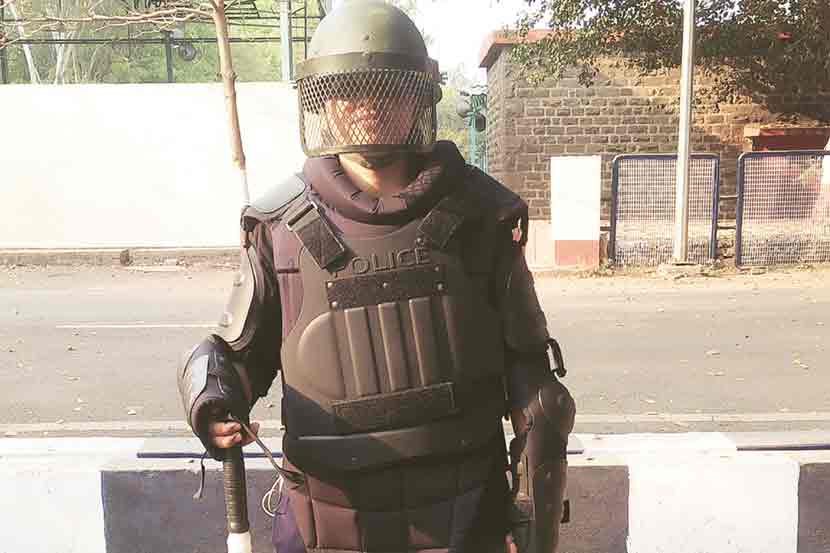 महाराष्ट्र पोलीस दलाकडून नवीन बॉडी प्रोटेक्टर जाकीट खरेदी करण्यात आली आहेत. महाराष्ट्र पोलीस दलाकडून नवीन बॉडी प्रोटेक्टर जाकीट खरेदी करण्यात आली आहेत.