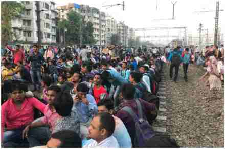 रेल्वे परीक्षेतील गोंधळाविरोधात या विद्यार्थ्यांनी रेल रोकोचे अस्त्र उगारले आहे. रेल्वे अप्रेटिंसना थेट रेल्वेत सामावून घेतले जावे ही त्यांची प्रमुख मागणी आहे. 