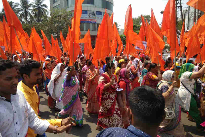 सांगलीत पुष्पराज चौकापासून मोर्चाला प्रारंभ झाला. 