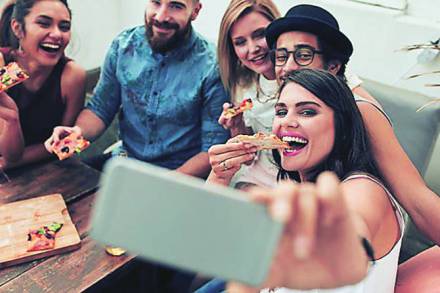 काही वेळा एखादा इव्हेंट हाही मिरवण्यापुरता अटेंड केला जातो की काय इतपत शंका यावी, इतक्या पोस्ट केल्या जातात.