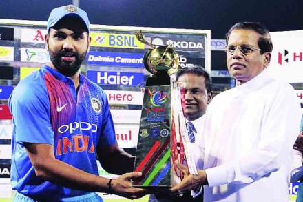 कठीण परिस्थिती हाताळण्यात कार्तिक तरबेज!