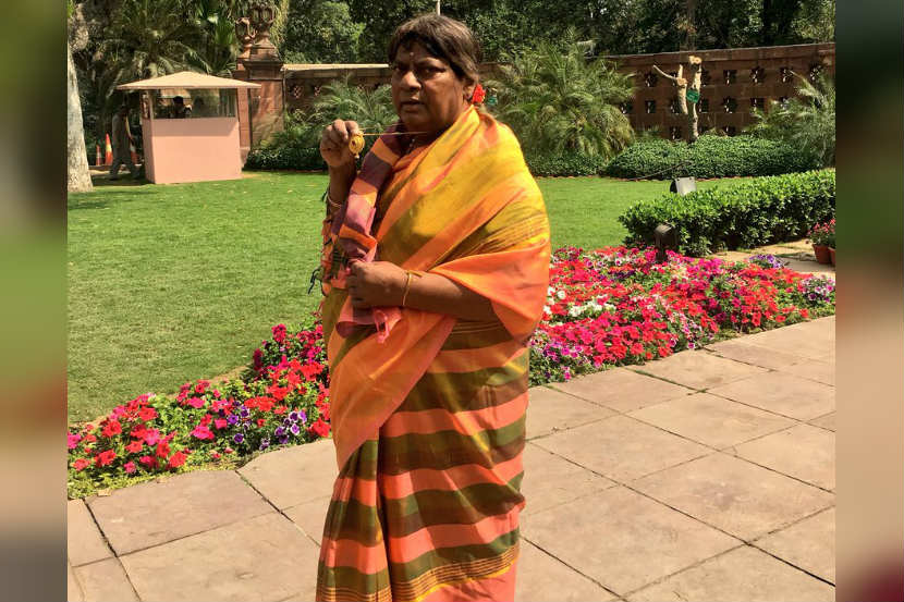 तेलुगू देसम पक्षाचे खासदार साडी नेसून पोहोचले संसदेत