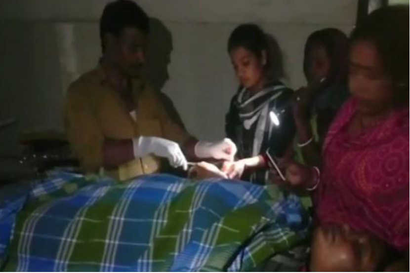 VIDEO – धक्कादायक! बॅटरीच्या प्रकाशात महिलेवर शस्त्रक्रिया