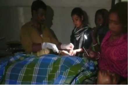 VIDEO – धक्कादायक! बॅटरीच्या प्रकाशात महिलेवर शस्त्रक्रिया