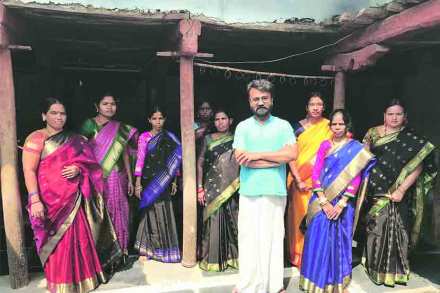 विरत चाललेले धागे : भारतातील महिला विणकर