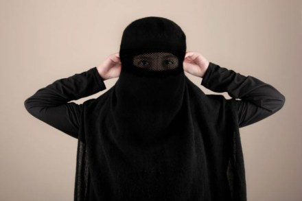 इजिप्तमध्ये सार्वजनिक ठिकाणी बुरखाबंदी करण्यात येणार आहे. त्यासाठी तिथले सरकार कायदा आणण्याच्या तयारीत आहे. इजिप्तमध्ये सार्वजनिक ठिकाणी बुरखाबंदी करण्यात येणार आहे. त्यासाठी तिथले सरकार कायदा आणण्याच्या तयारीत आहे.