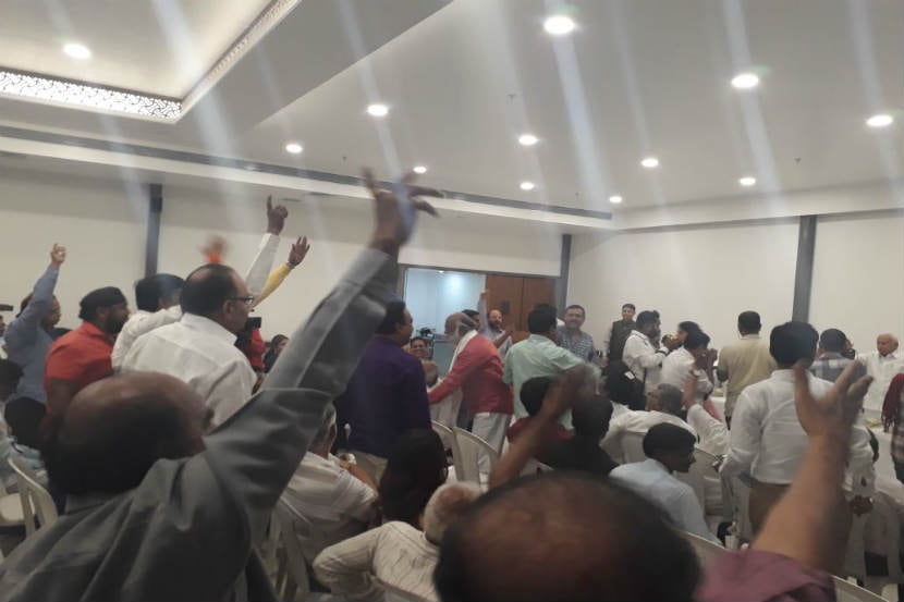 नागपूर शहरात विदर्भवाद्यांनी आयोजित केलेल्या कार्यक्रमात संयुक्त महाराष्ट्राचे समर्थक आणि शिवसैनिकांनी राडा घातला. 