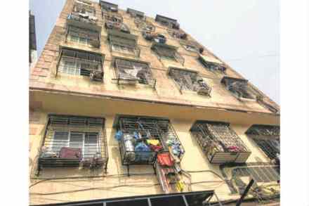 स्वस्त घराच्या मोहात मुंबईतली ७२ कुटुंबं झाली बेघर