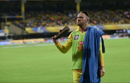 IPL 2018 : सामना सुरु असताना चेन्नई सुपरकिंग्जच्या खेळाडूंवर भिरकावण्यात आले बूट IPL 2018 : सामना सुरु असताना चेन्नई सुपरकिंग्जच्या खेळाडूंवर भिरकावण्यात आले बूट