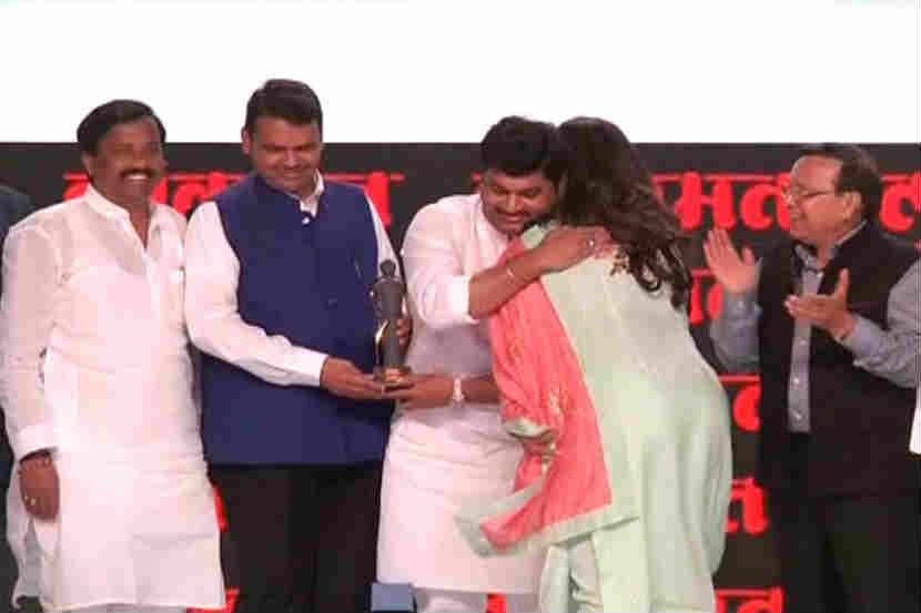 पंकजा मुंडे यांनी व्यासपीठावर जाऊन धनंजय यांची गळाभेट घेऊन अभिनंदन केले.