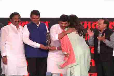 पंकजा मुंडे यांनी व्यासपीठावर जाऊन धनंजय यांची गळाभेट घेऊन अभिनंदन केले.