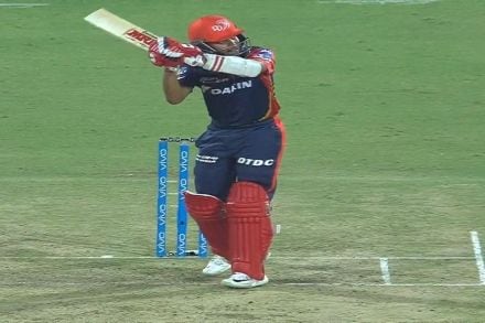 Video: जॉन्सनच्या बॉलिंगवर पृथ्वी शॉचा हेलिकॉप्टर शॉट, चाहते म्हणाले आला ‘छोटा धोनी’