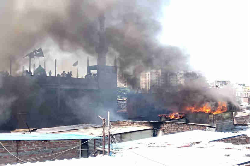 पुण्यातील आंबडेकर नगर झोपडपट्टीला भीषण आग, अग्निशमन दलाचा जवान रूग्णालयात