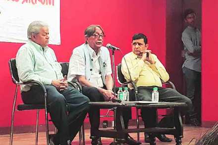 काकासाहेब गाडगीळ प्रतिष्ठानतर्फे ‘काश्मीर आणि पाकिस्तान’ या विषयावर ए. एस. दुलत यांचे रविवारी व्याख्यान झाले. अनंत गाडगीळ आणि डॉ. महेश तुळपुळे या वेळी उपस्थित होते.