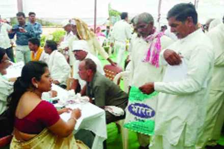 न्यायदूत उपक्रमात समस्या मांडताना गावकरी.